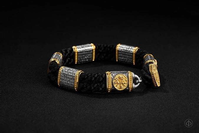 Не просто святыня, а призвание к молитве: традиция дарить браслеты